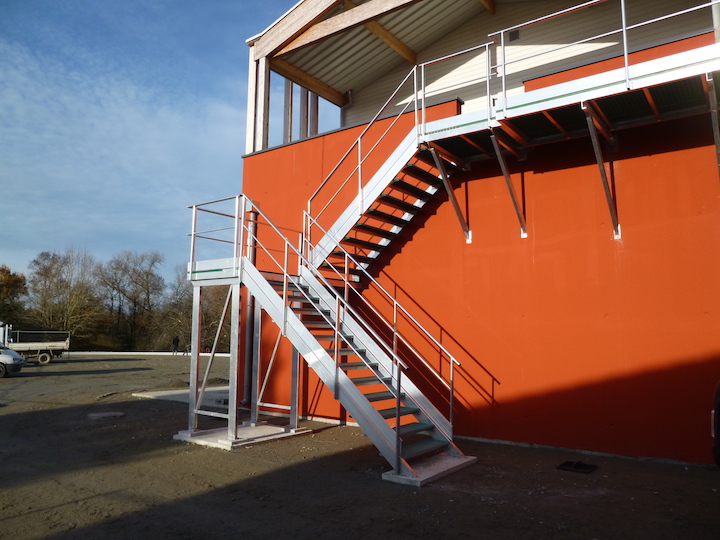 Escalier extérieur en aluminum. Serrurerie fixe.