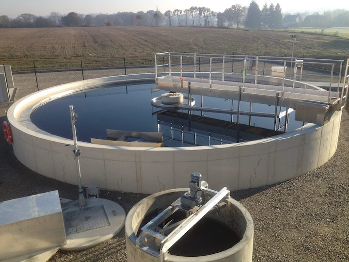 Serrurerie mobile, c'est une passerelle pour cuve d'eau de station d'épuration.